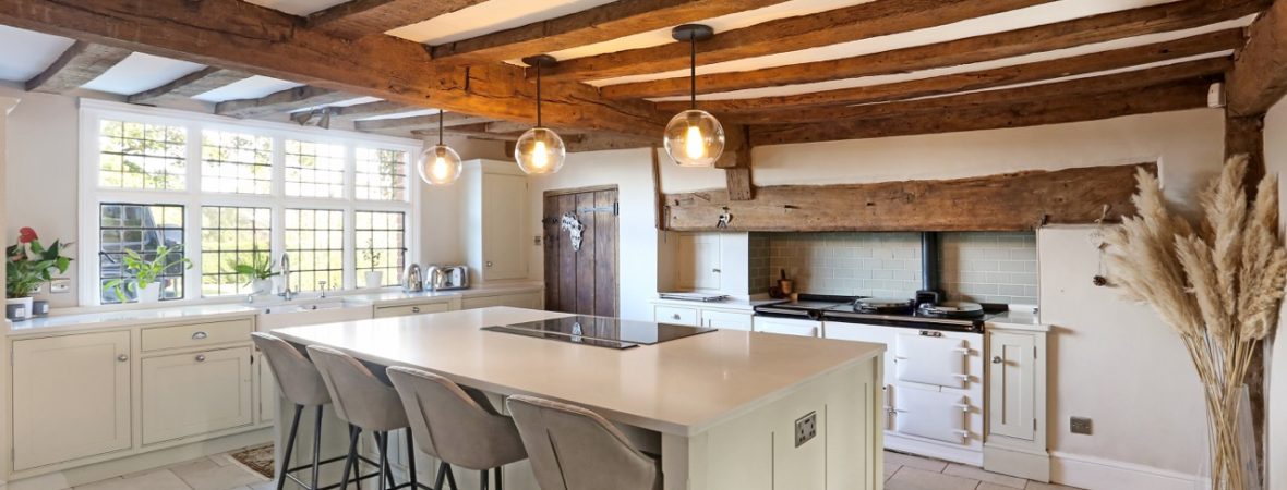 Royal Oak Manor Kitchen - kate & tom's Large Holiday Homes