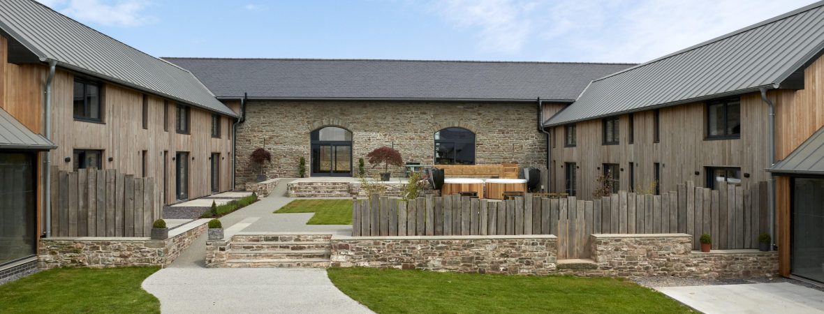 Courtyard Barns - kate & tom's Large Holiday Homes